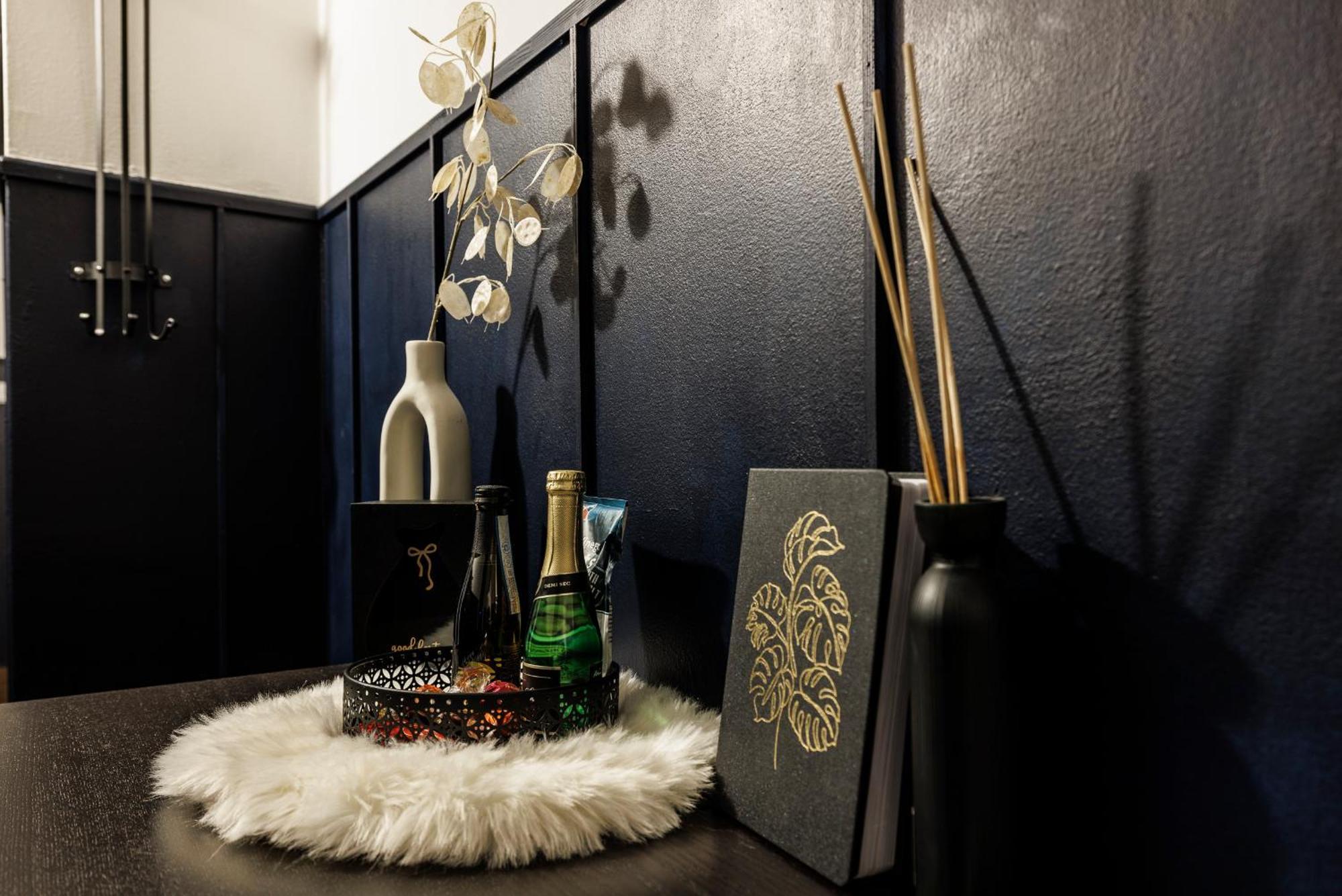 Spacious Flat & Parking Possibility, 3 Stops To Wenceslav Square Prag Exterior foto